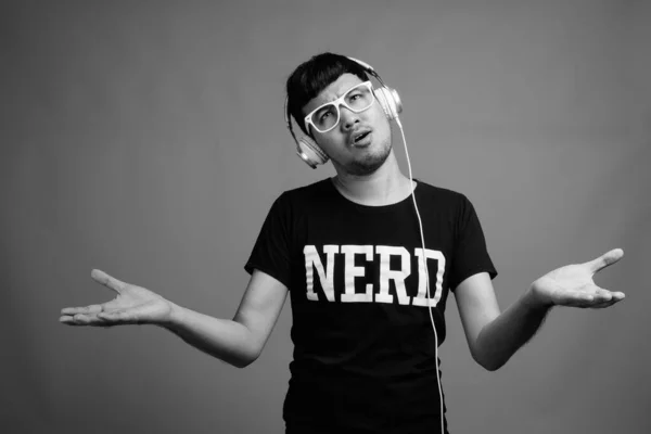 Studioaufnahme Eines Jungen Asiatischen Nerds Mit Brille Beim Musikhören Vor — Stockfoto