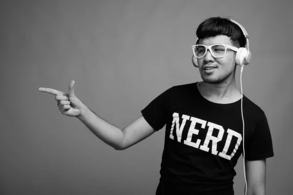Estudio Disparo Joven Nerd Asiático Con Gafas Mientras Escucha Música —  Fotos de Stock