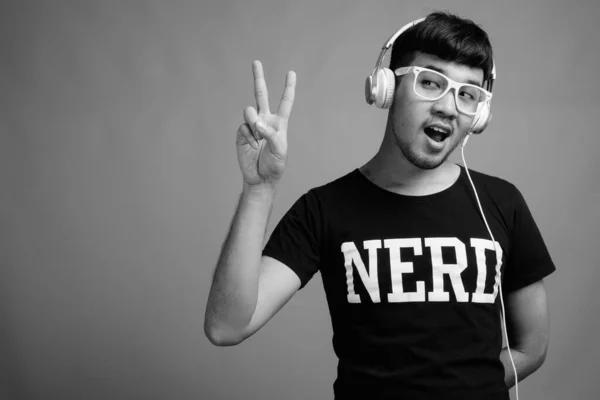 Studioaufnahme Eines Jungen Asiatischen Nerds Mit Brille Beim Musikhören Vor — Stockfoto