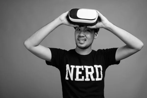 Studio Shot Young Asian Nerd Man Using Virtual Reality Headset — Fotografia de Stock