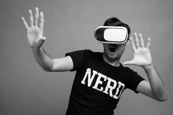 Studio Shot Young Asian Nerd Man Using Virtual Reality Headset — Fotografia de Stock