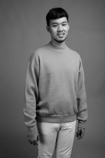 Зйомки Молодого Азіатського Чоловіка Светрі Проти Сірого Фону Чорно Білому — стокове фото