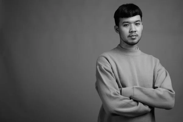 Studio Shot Jeune Homme Asiatique Portant Pull Sur Fond Gris — Photo