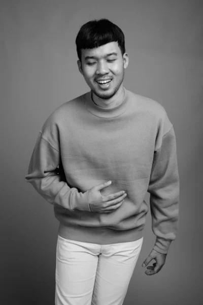 Studio Shot Jeune Homme Asiatique Portant Pull Sur Fond Gris — Photo