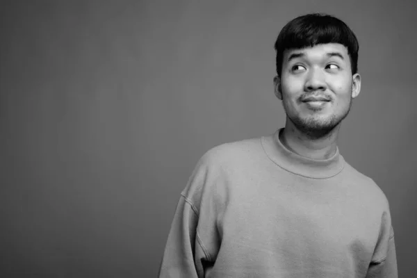 Estudio Tiro Joven Hombre Asiático Con Suéter Sobre Fondo Gris —  Fotos de Stock