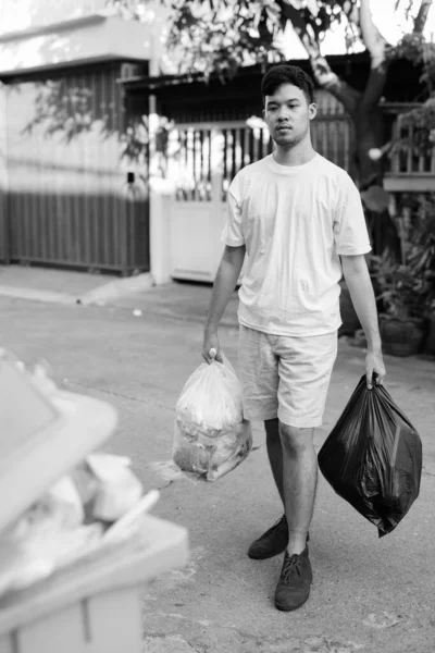Retrato Jovem Asiático Levando Lixo Casa Preto Branco — Fotografia de Stock
