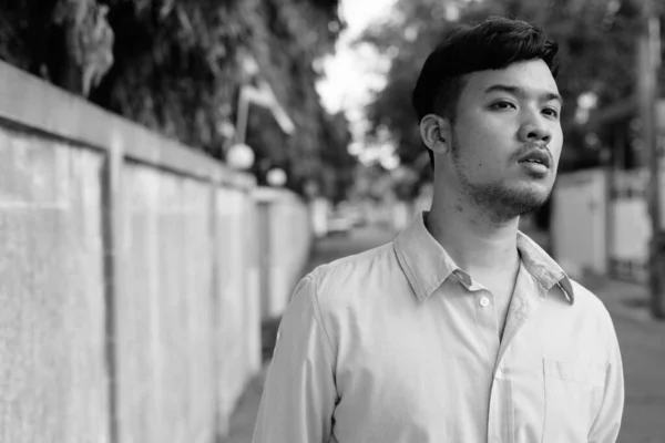 Porträtt Ung Asiatisk Affärsman Gatorna Utomhus Svart Och Vitt — Stockfoto