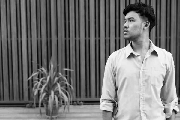 Porträtt Ung Asiatisk Affärsman Gatorna Mot Trägrinden Utomhus Svart Och — Stockfoto
