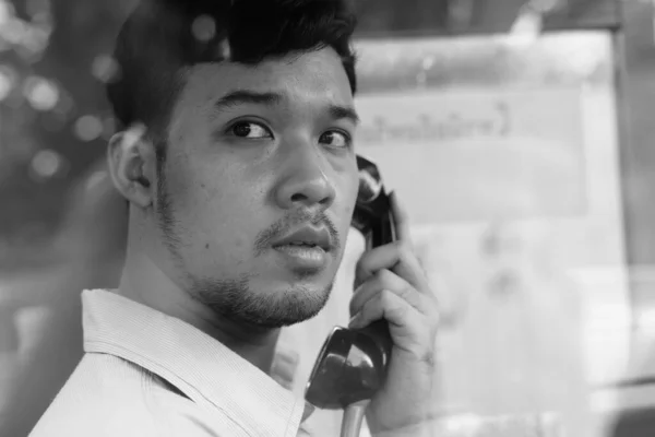 Retrato Jovem Empresário Asiático Usando Telefone Público Livre Preto Branco — Fotografia de Stock