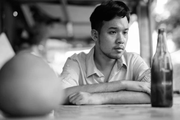 Porträtt Ung Asiatisk Affärsman Dricka Gatorna Utomhus Svart Och Vitt — Stockfoto