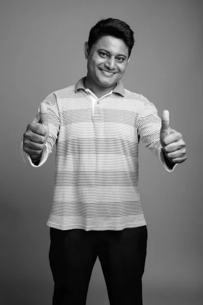 Estúdio Tiro Jovem Indiano Vestindo Camisa Pólo Listrado Manga Longa — Fotografia de Stock