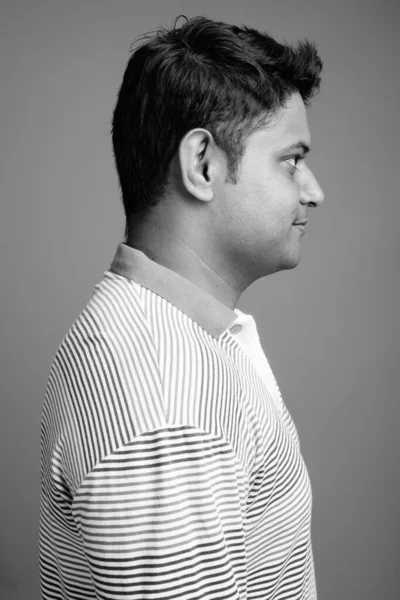 Studio Záběr Mladý Indián Nosí Dlouhý Rukáv Pruhované Polo Košile — Stock fotografie