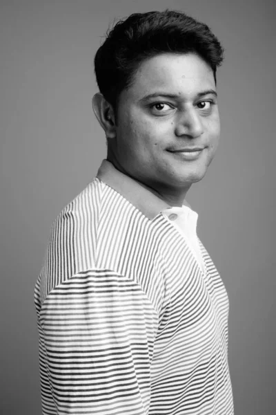 Studio Záběr Mladý Indián Nosí Dlouhý Rukáv Pruhované Polo Košile — Stock fotografie