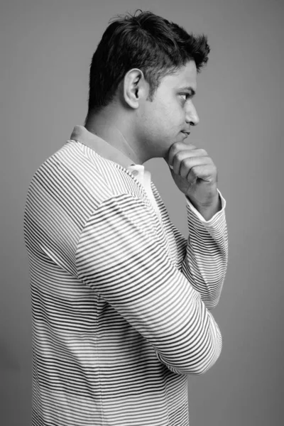 Студийный Снимок Молодого Индийца Полосатой Рубашке Длинным Рукавом Сером Фоне — стоковое фото