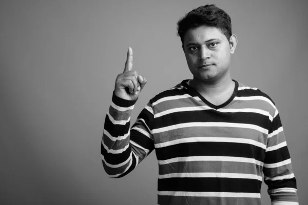 Estudio Joven Indio Con Camisa Manga Larga Rayas Sobre Fondo —  Fotos de Stock