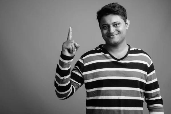 Estudio Joven Indio Con Camisa Manga Larga Rayas Sobre Fondo —  Fotos de Stock