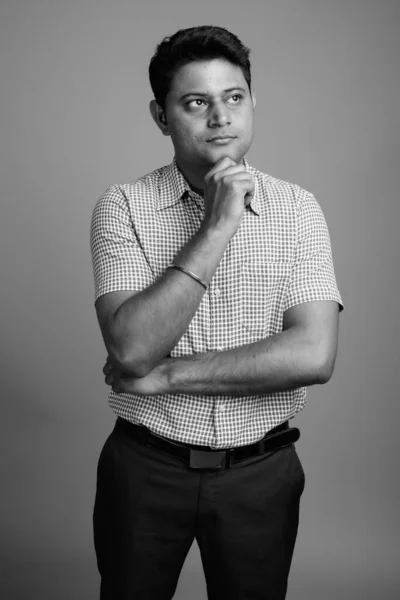 Estúdio Tiro Jovem Empresário Indiano Vestindo Camisa Xadrez Contra Fundo — Fotografia de Stock