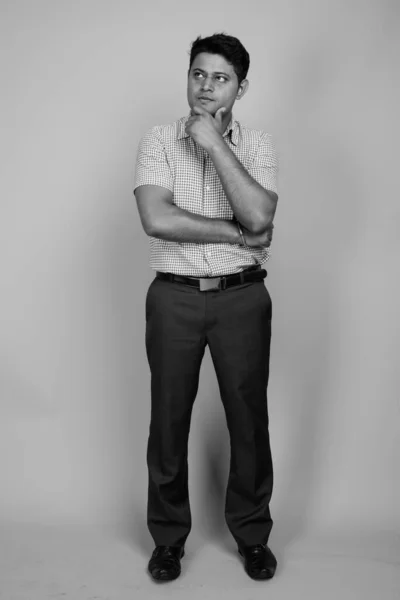 Studio Shot Młodego Indyjskiego Biznesmena Kratkę Koszuli Szarym Tle Czerni — Zdjęcie stockowe