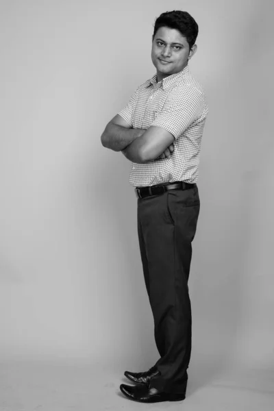 Студийный Снимок Молодого Индийского Бизнесмена Клетчатой Рубашке Сером Фоне Черно — стоковое фото