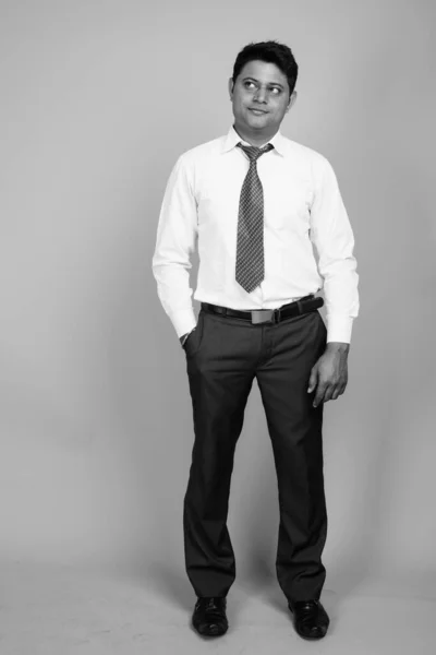 Studio Shot Młodego Indyjskiego Biznesmena Białej Koszuli Krawacie Szarym Tle — Zdjęcie stockowe