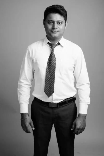 Estúdio Tiro Jovem Empresário Indiano Vestindo Camisa Branca Gravata Contra — Fotografia de Stock