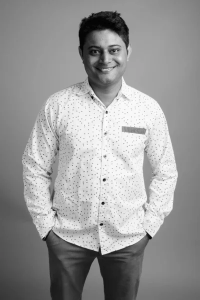 Studio Záběr Mladý Indický Podnikatel Sobě Bílé Tričko Proti Šedé — Stock fotografie