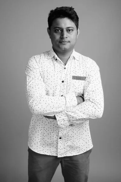 Студийный Снимок Молодого Индийского Бизнесмена Белой Рубашке Сером Фоне Черно — стоковое фото