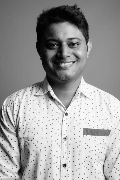 Studioaufnahme Eines Jungen Indischen Geschäftsmannes Weißem Hemd Vor Grauem Hintergrund — Stockfoto