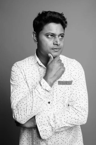 Στούντιο Πλάνο Του Νεαρού Ινδού Επιχειρηματία Φορώντας Λευκό Πουκάμισο Γκρι — Φωτογραφία Αρχείου