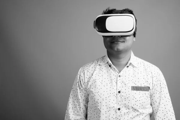 Estúdio Tiro Jovem Empresário Indiano Usando Fone Ouvido Realidade Virtual — Fotografia de Stock
