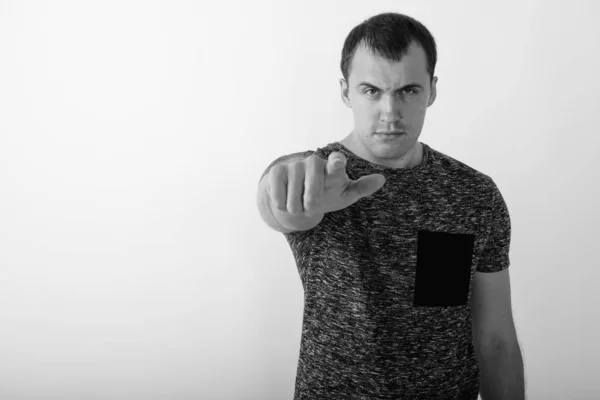 Estúdio Tiro Jovem Homem Muscular Contra Fundo Branco Preto Branco — Fotografia de Stock