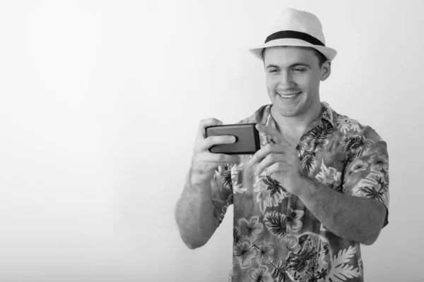Зйомки Молодого Туриста Гавайській Сорочці Готові Відпустки Чорно Білому Фоні — стокове фото