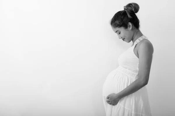 Estúdio Tiro Jovem Grávida Bela Mulher Asiática Contra Fundo Branco — Fotografia de Stock