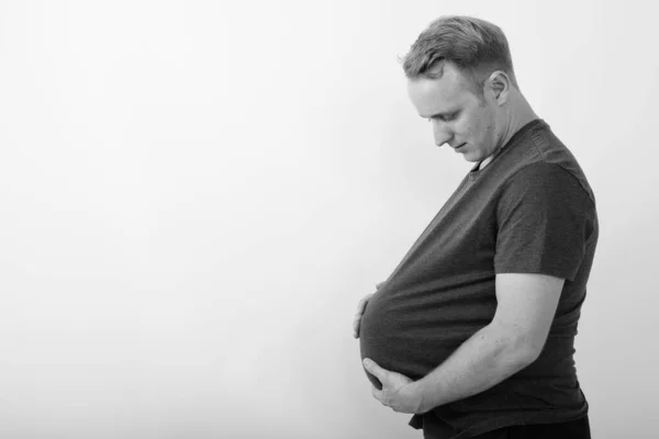 Estudio Tiro Joven Hombre Guapo Con Sandía Como Estómago Embarazada — Foto de Stock