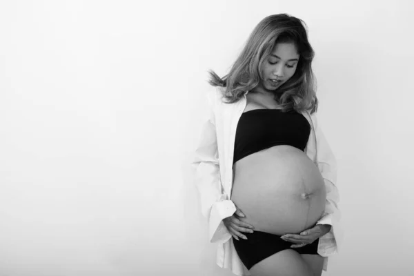 Genç Hamile Güzel Bir Asyalı Kadının Siyah Beyaz Arka Planda — Stok fotoğraf
