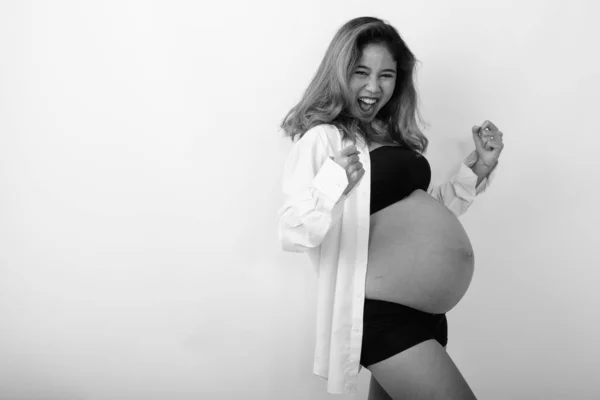 Studio Shot Της Νεαρής Εγκύου Όμορφη Ασιάτισσα Γυναίκα Λευκό Φόντο — Φωτογραφία Αρχείου