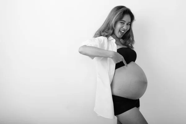 Estúdio Tiro Jovem Grávida Bela Mulher Asiática Contra Fundo Branco — Fotografia de Stock