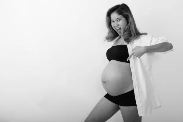 Estúdio Tiro Jovem Grávida Bela Mulher Asiática Contra Fundo Branco — Fotografia de Stock