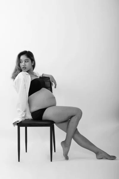 Студийный Снимок Молодой Беременной Красивой Азиатки Белом Фоне Черно Белом — стоковое фото