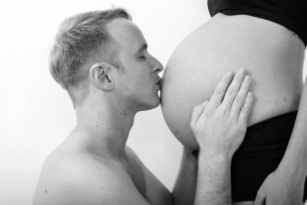 Studioaufnahme Schwangere Asiatin Und Mann Gemeinsam Als Multiethnisches Ehepaar Schwarz — Stockfoto