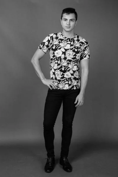 Studioaufnahme Eines Jungen Gutaussehenden Mannes Stilvoller Kleidung Vor Grauem Hintergrund — Stockfoto