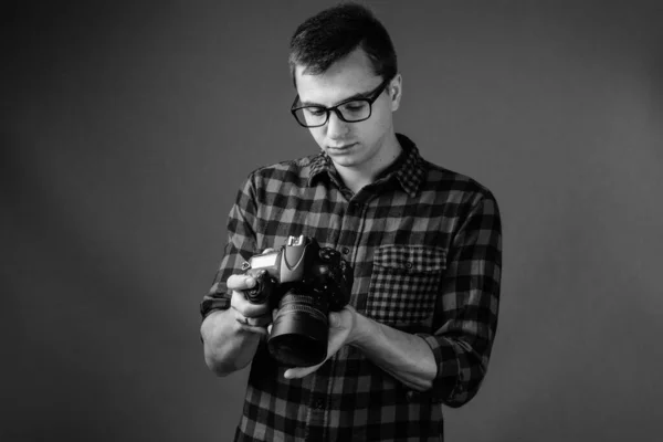 Estúdio Tiro Homem Bonito Jovem Vestindo Roupas Elegantes Contra Fundo — Fotografia de Stock