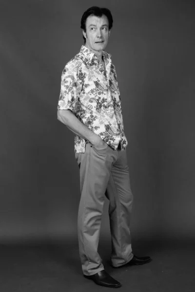黑白背景灰蒙蒙的成熟英俊游客演播室照片 — 图库照片