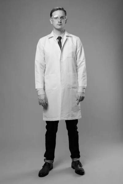 Студійний Знімок Молодого Блондинки Красивого Лікаря Захисними Окулярами Сірому Фоні — стокове фото