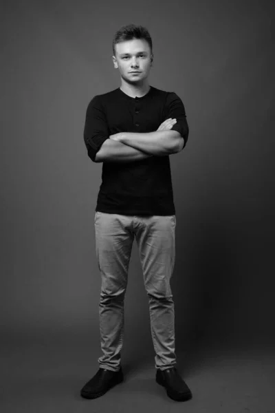 Estudio Joven Hombre Guapo Con Camisa Negra Sobre Fondo Gris — Foto de Stock