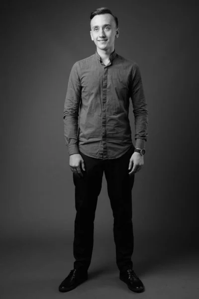 Студийный Снимок Молодого Привлекательного Бизнесмена Рубашке Пуговицей Сером Фоне Черно — стоковое фото