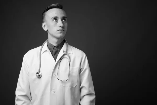 Estúdio Tiro Jovem Bonito Médico Homem Contra Fundo Cinza Preto — Fotografia de Stock