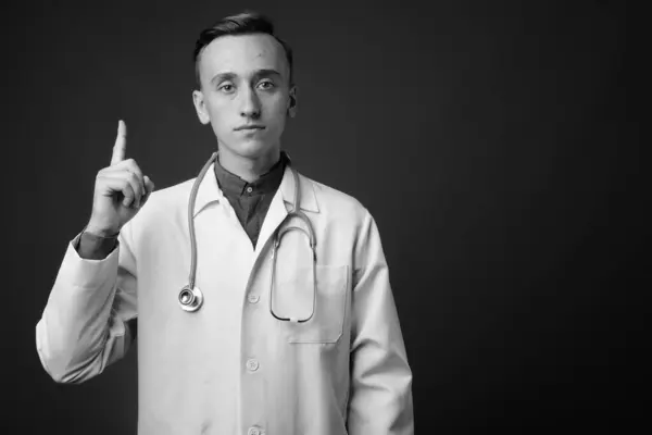 Estudio Joven Hombre Guapo Médico Sobre Fondo Gris Blanco Negro —  Fotos de Stock