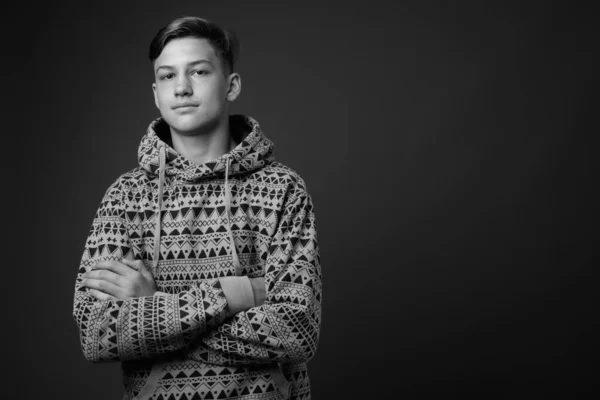 Studioaufnahme Eines Jungen Hübschen Teenagers Mit Kapuzenpulli Vor Grauem Hintergrund — Stockfoto