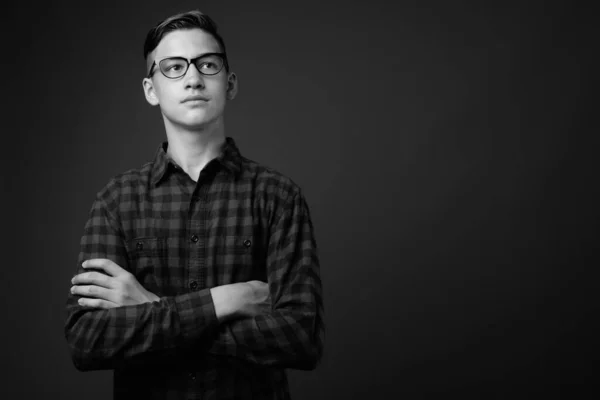 Studio Ditembak Dari Pemuda Tampan Remaja Memakai Kacamata Terhadap Latar — Stok Foto
